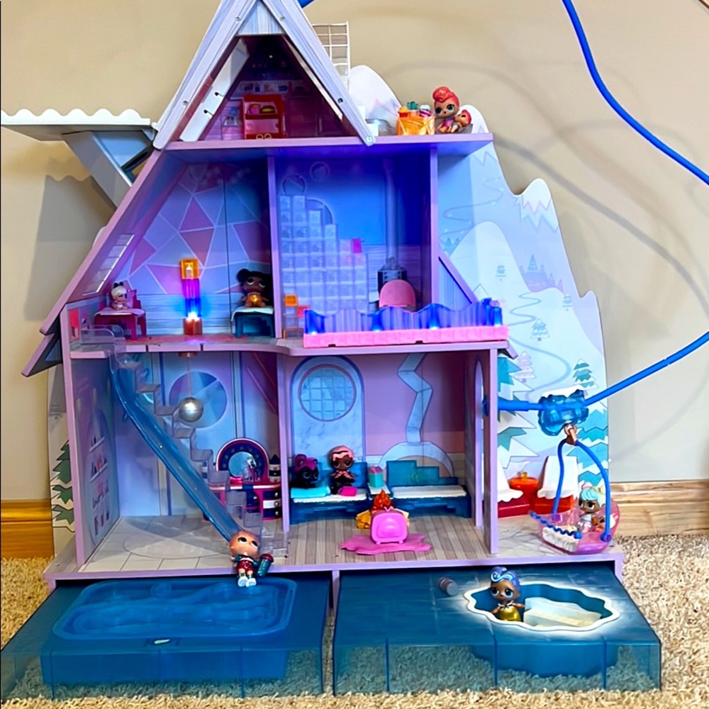 Winter village LOL surprise set, perfect conditions, with dolls and all parts
